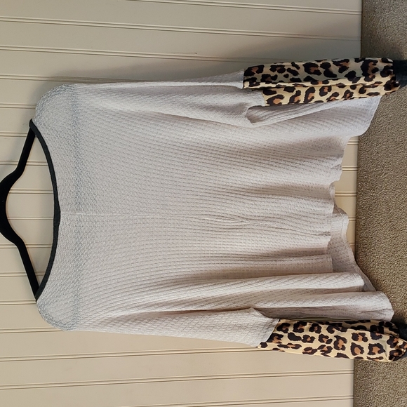 Peach Love California boutique blouse XS cream leopard print long sleeves - Picture 6 of 7
